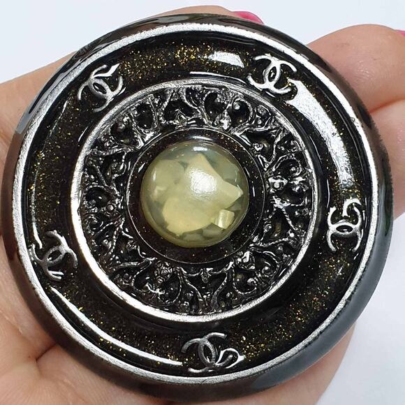 Chanel 11A round brooch - Picture 1 of 5